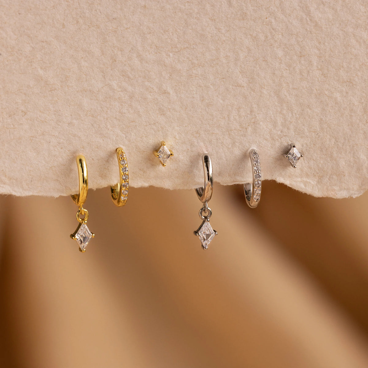 Conjunto de brincos cravejados de diamantes
