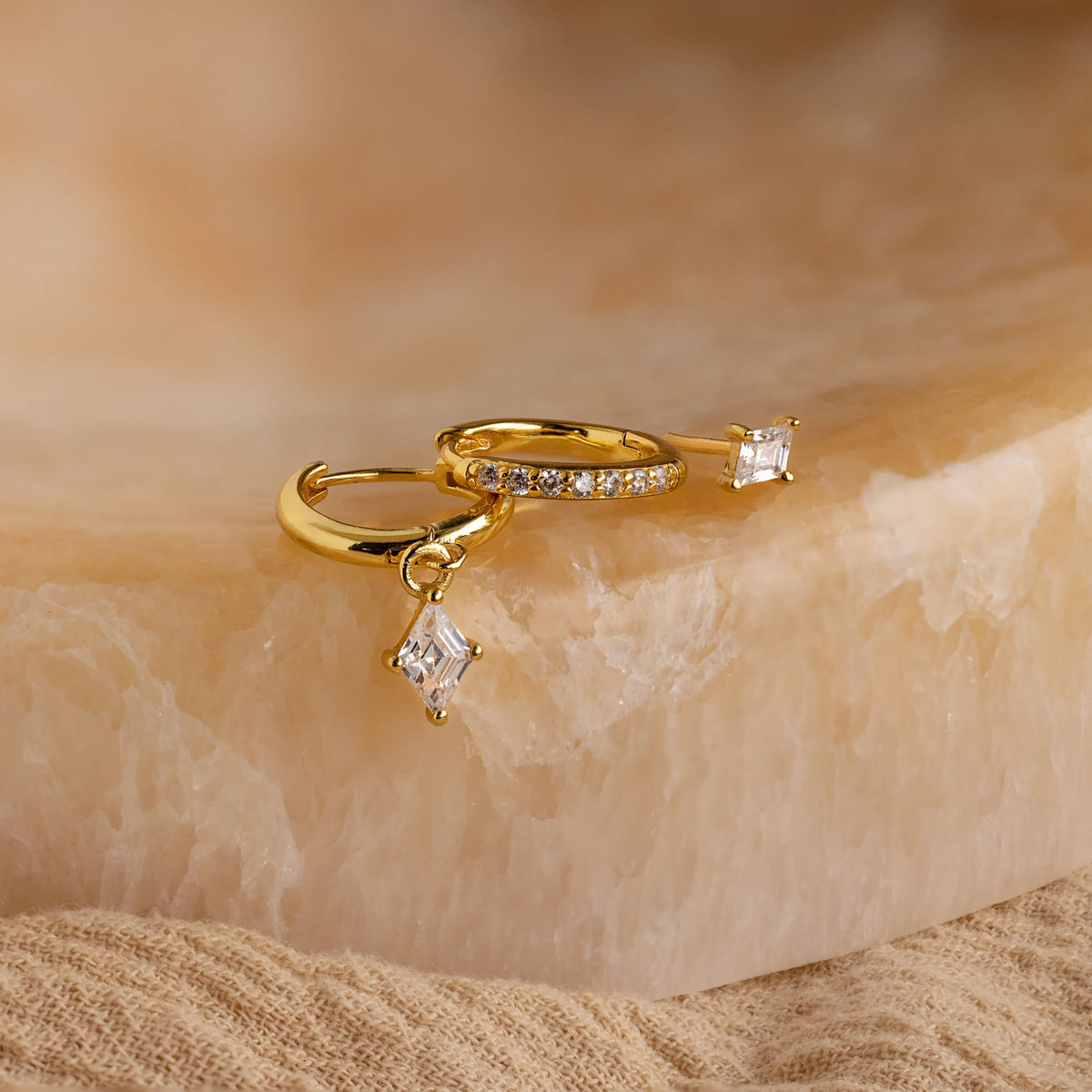 Conjunto de brincos cravejados de diamantes
