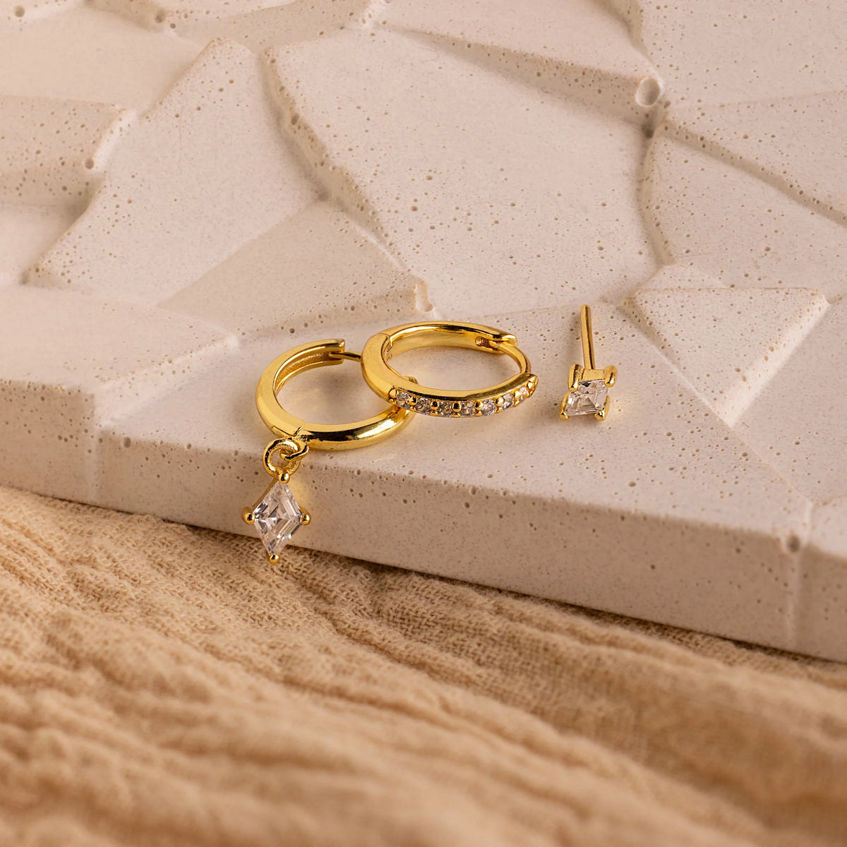Conjunto de brincos cravejados de diamantes