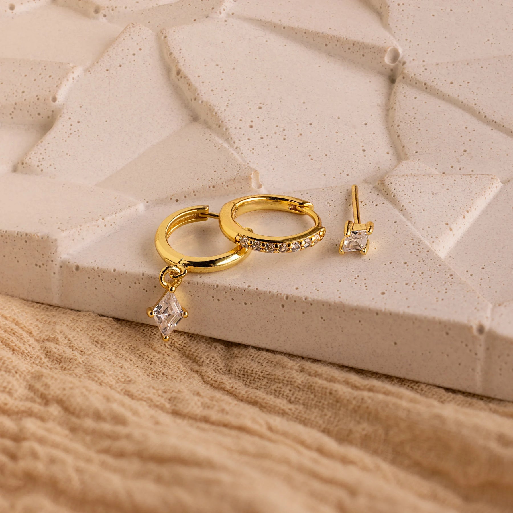 Conjunto de brincos cravejados de diamantes