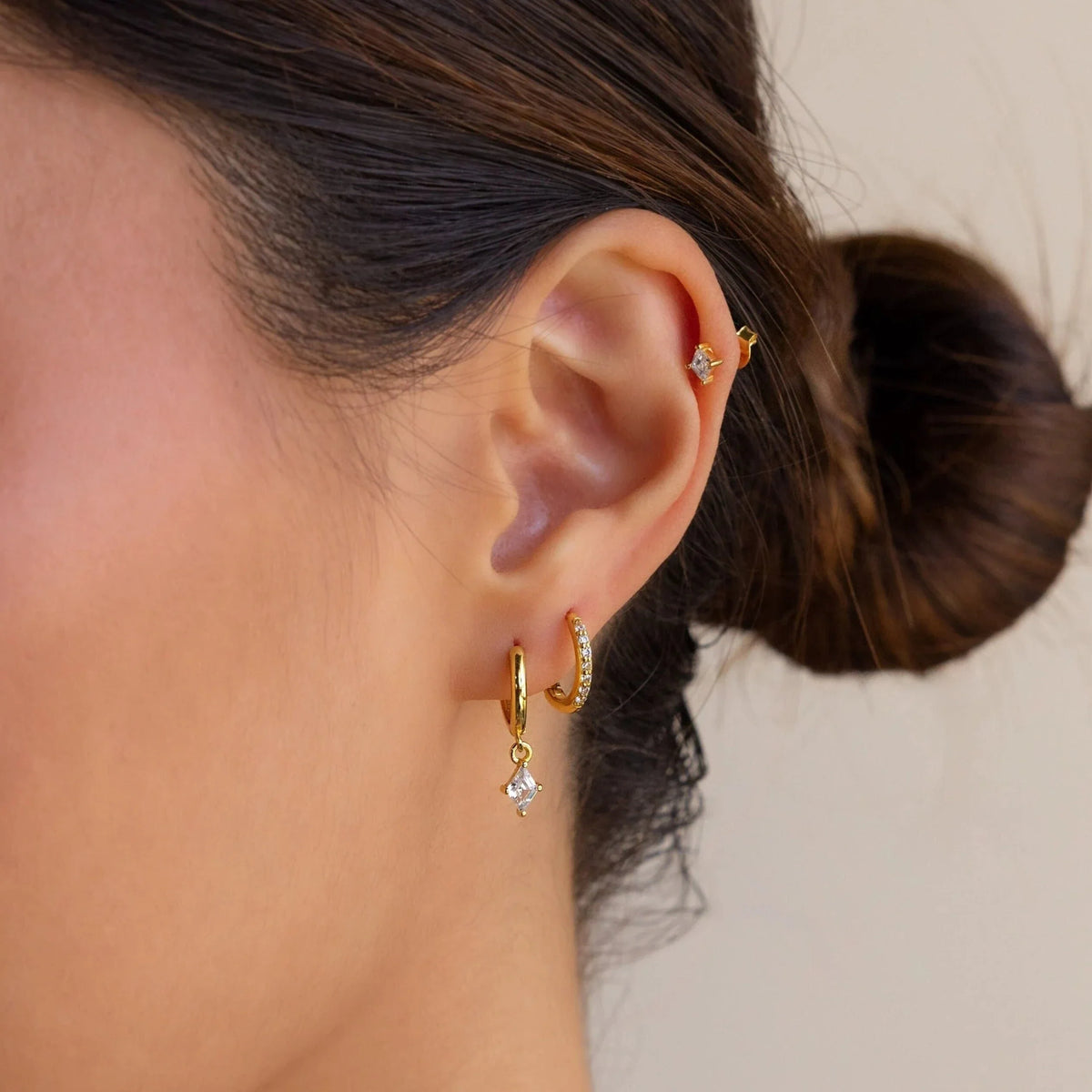 Conjunto de brincos cravejados de diamantes