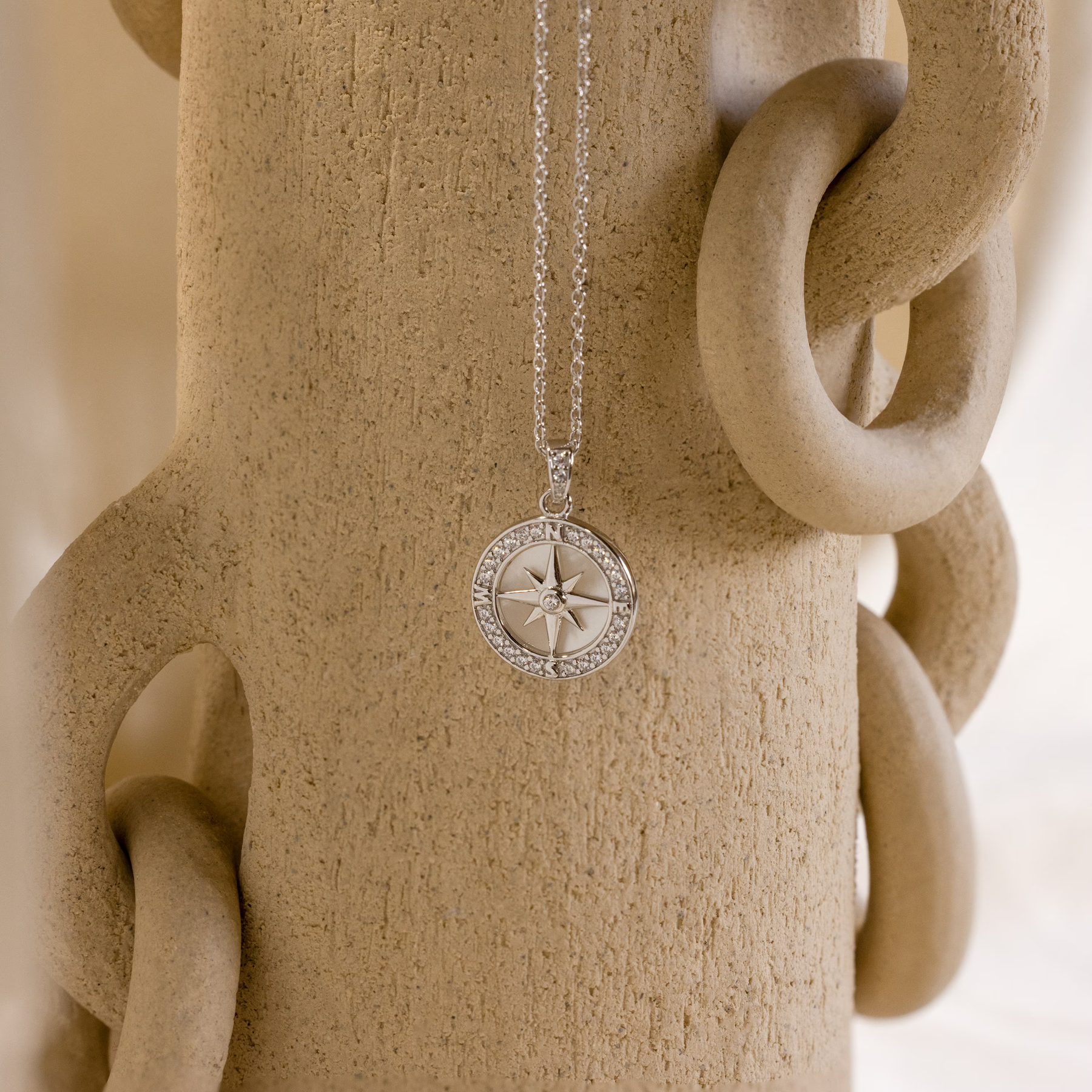 Colar Bússola de Pérolas Pavé