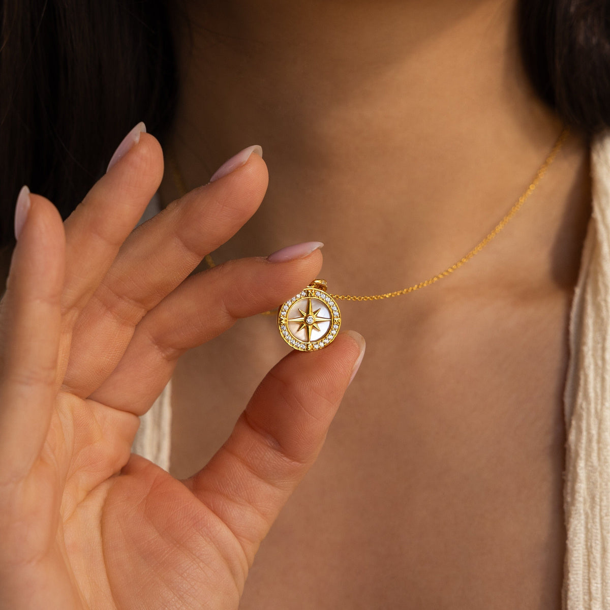Colar Bússola de Pérolas Pavé