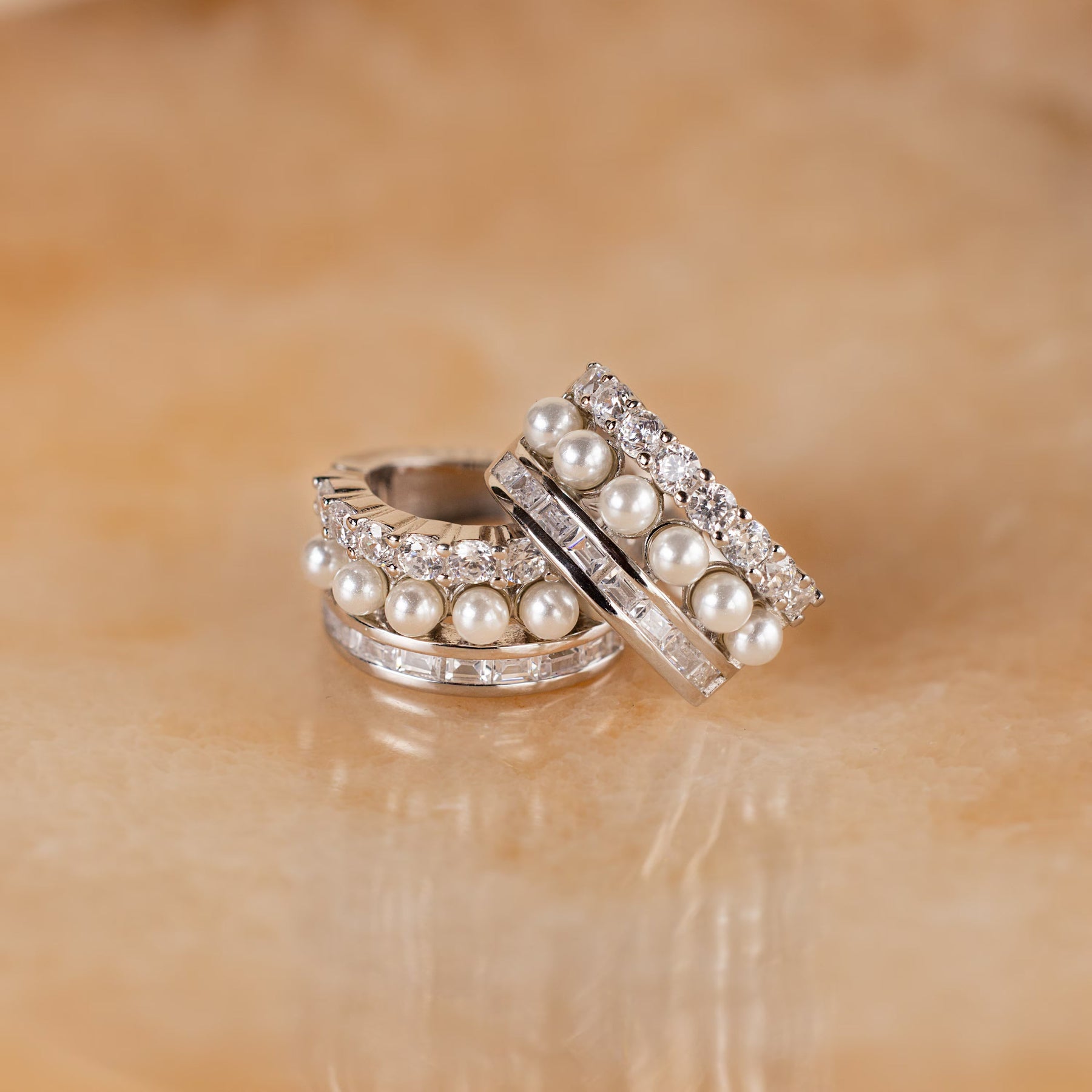 Argolas empilhadas de pérolas e diamantes