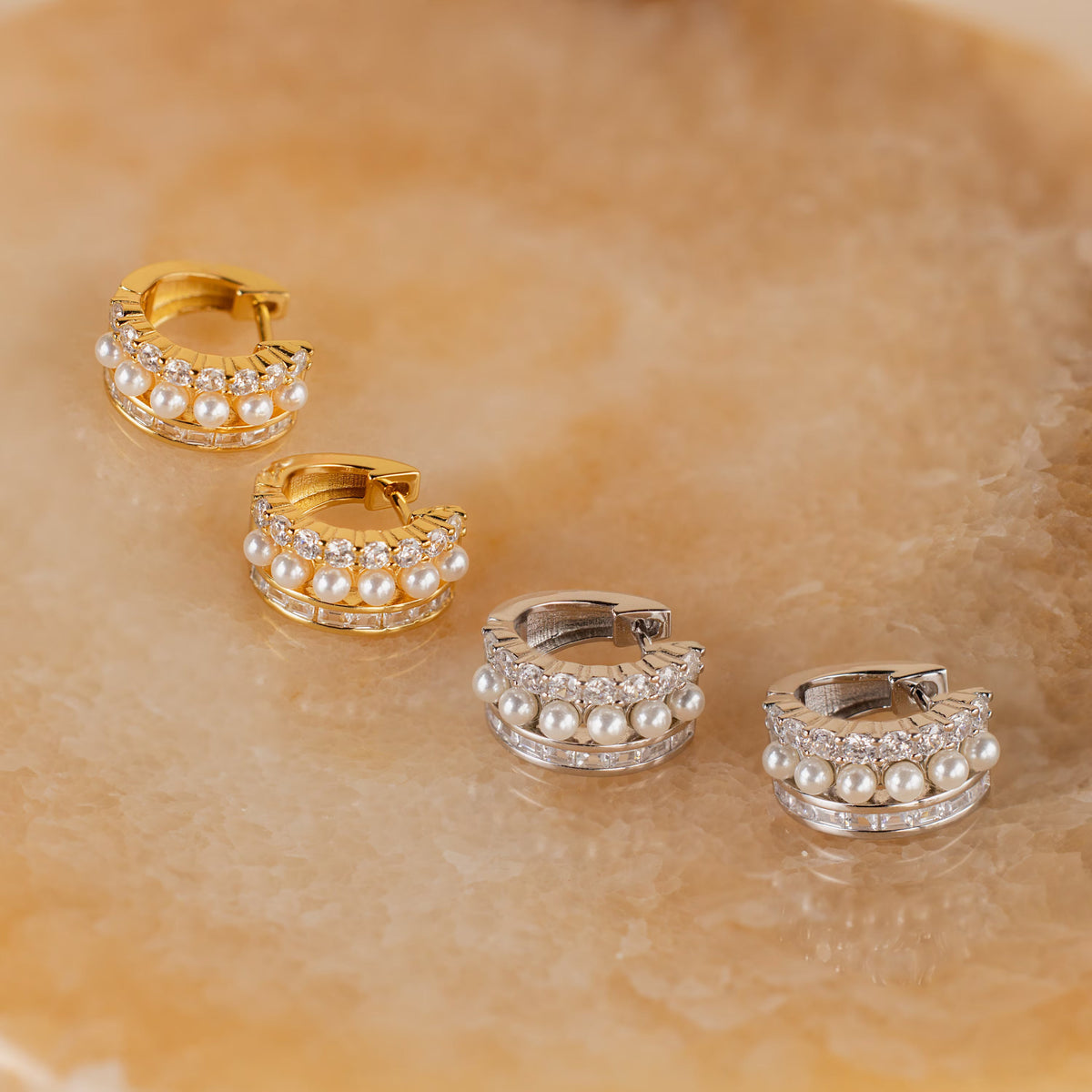 Argolas empilhadas de pérolas e diamantes
