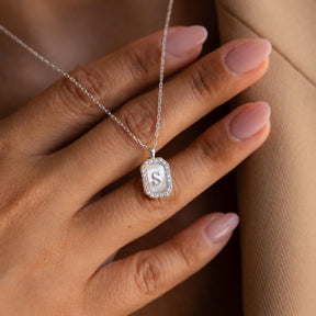 Colar com inicial de pérolas Pave