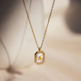 Colar com inicial de pérolas Pave