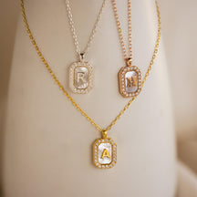 Colar com inicial de pérolas Pave