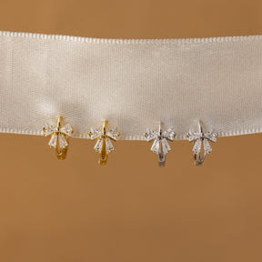 Brincos com laço de fita de diamante