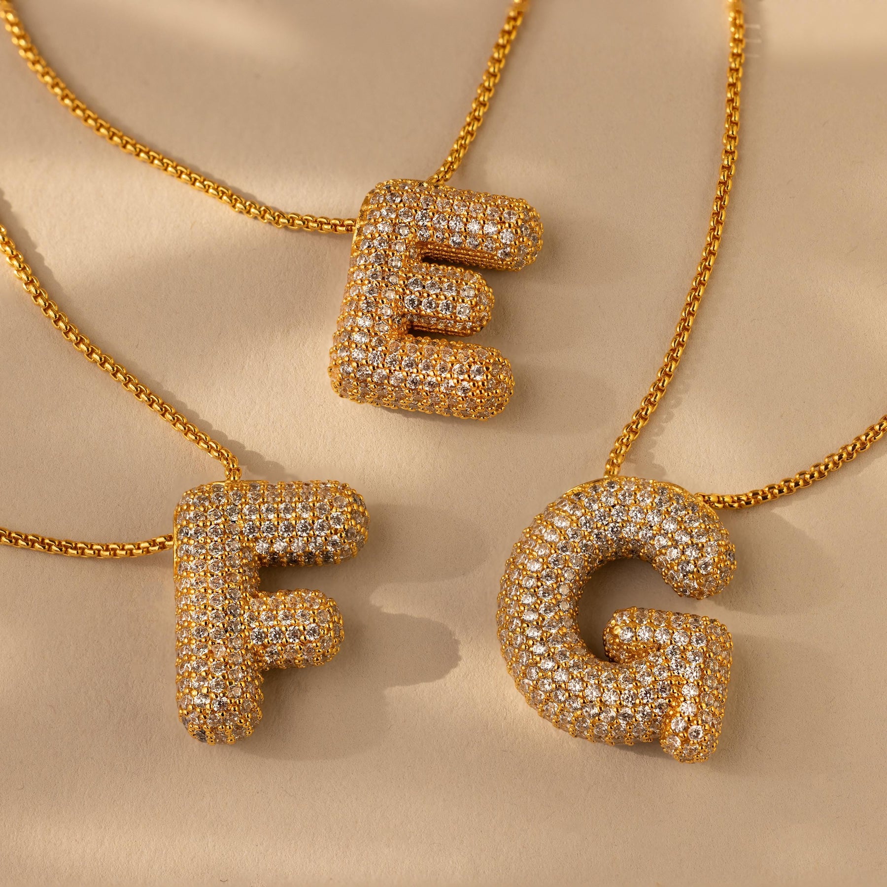 Colar de letras Pave Puff