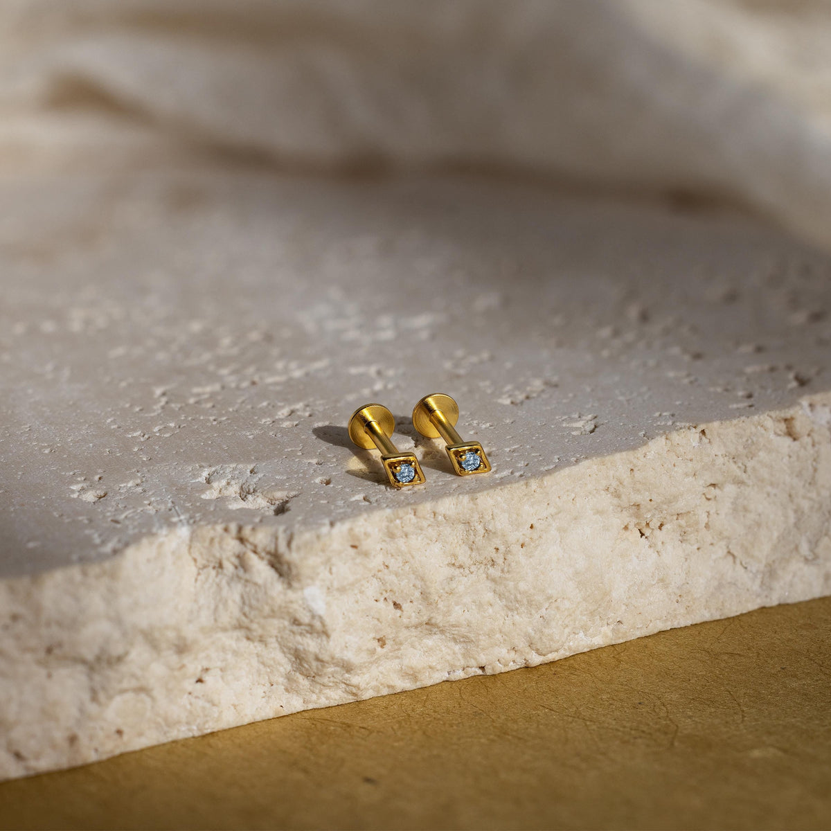 Brincos com pedras geométricas de nascimento