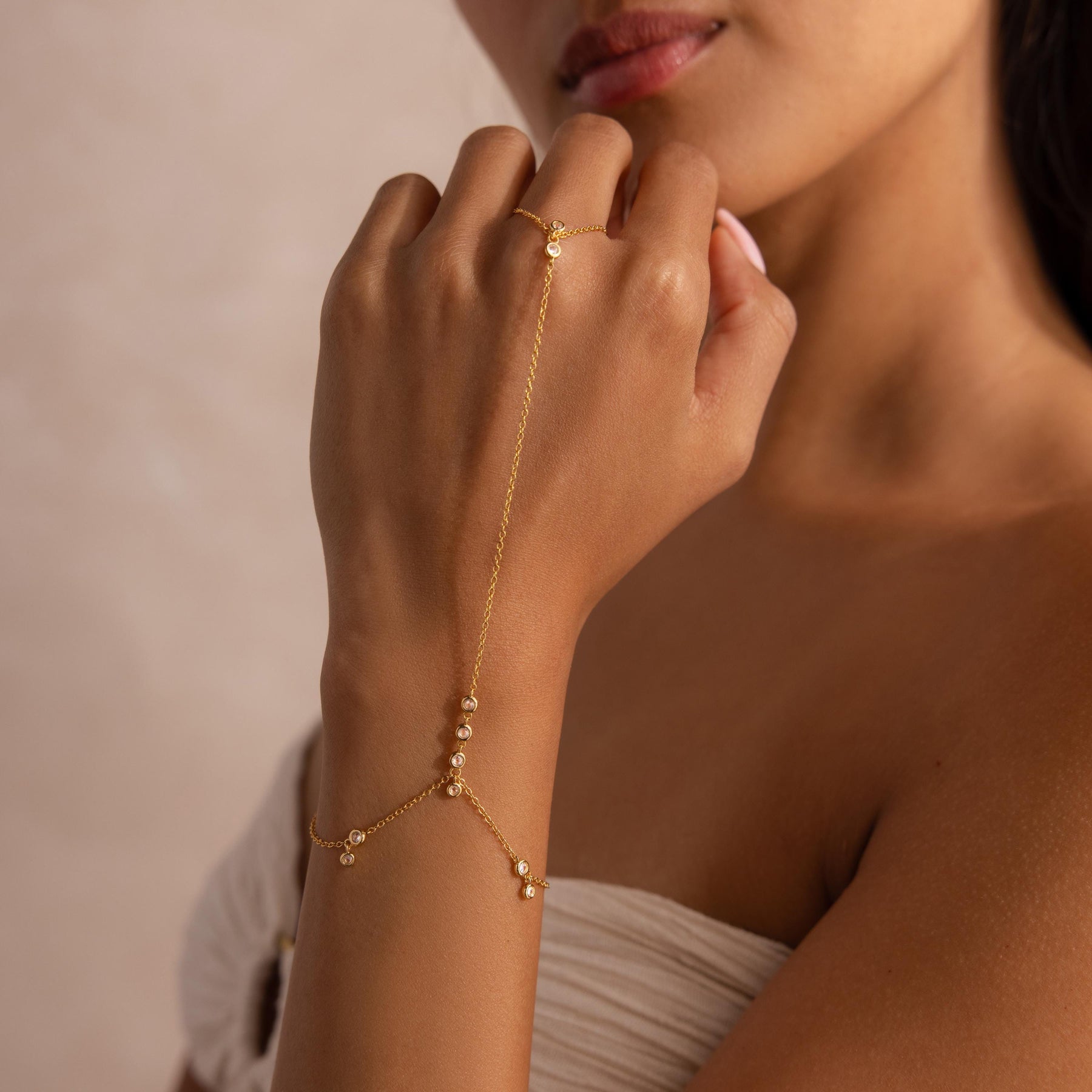 Pulseira de corrente de mão com cluster de diamantes