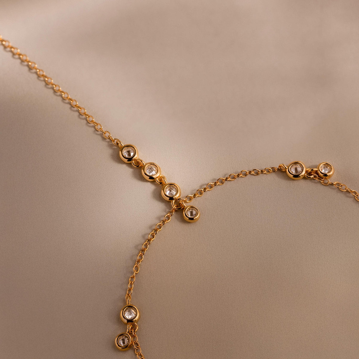 Pulseira de corrente de mão com cluster de diamantes