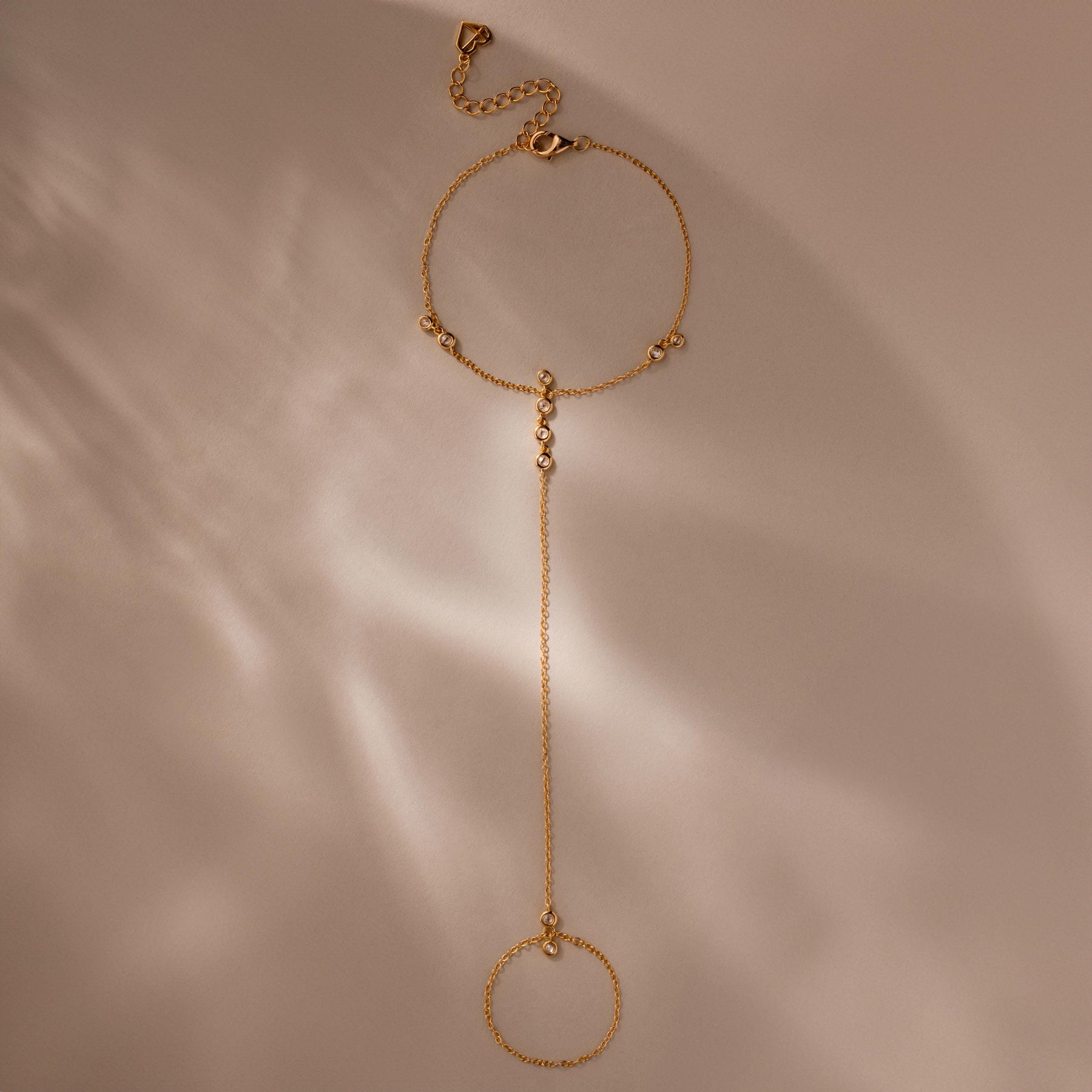 Pulseira de corrente de mão com cluster de diamantes