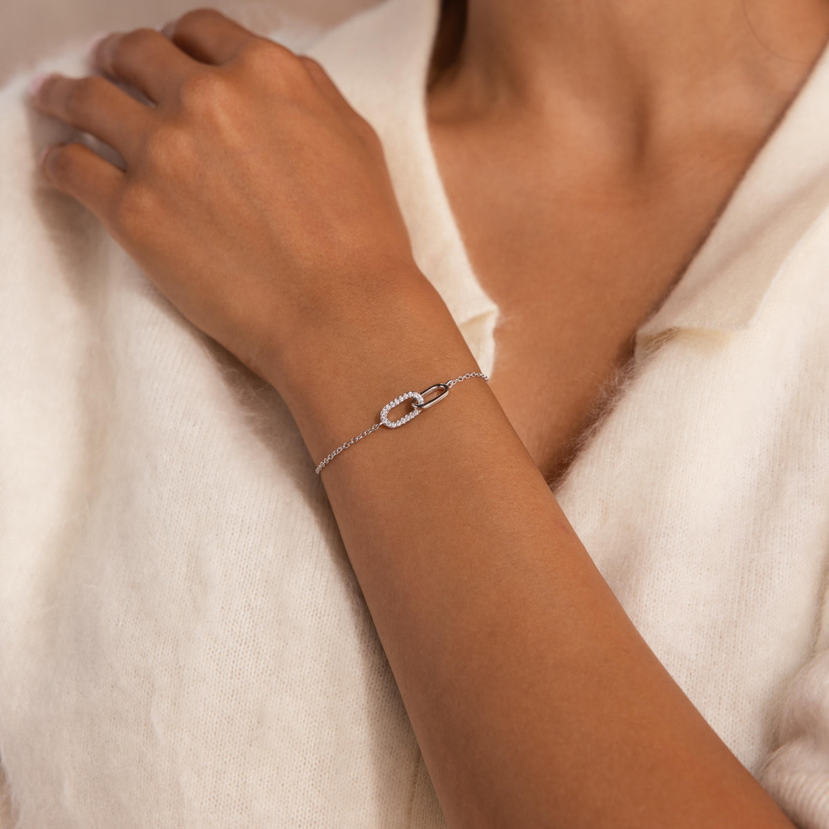 Pulseira com pingente de pavê
