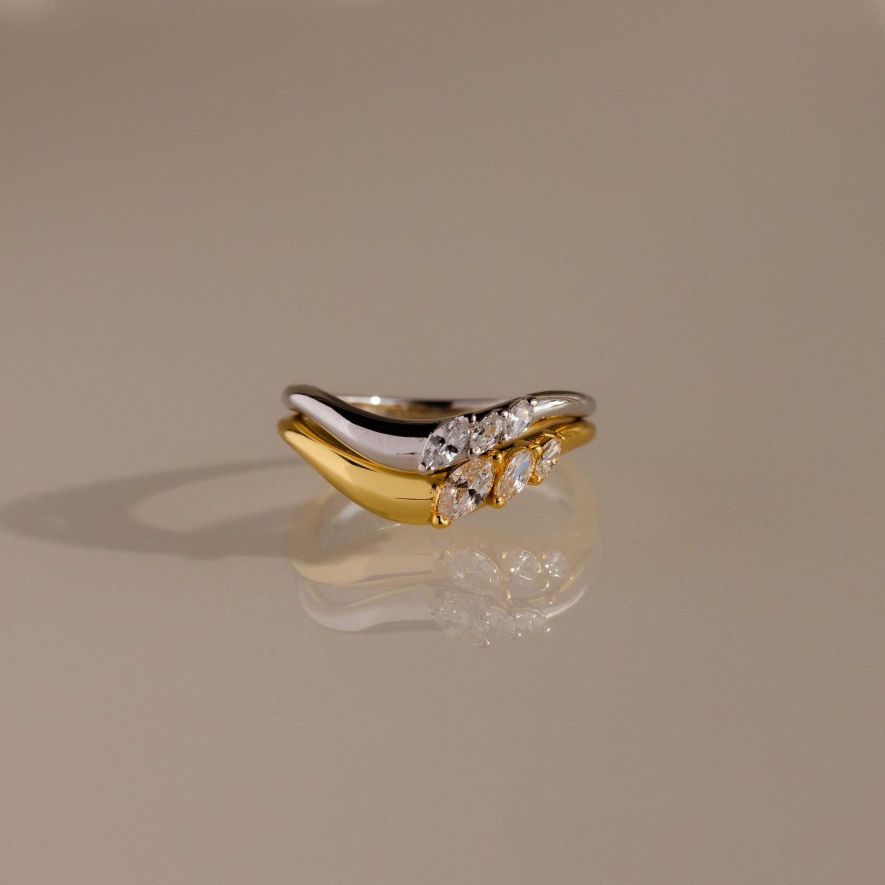 Conjunto de anéis com diamantes em metal misto