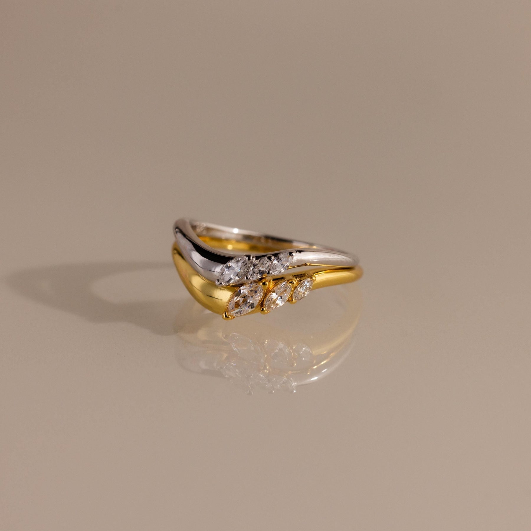 Conjunto de anéis com diamantes em metal misto
