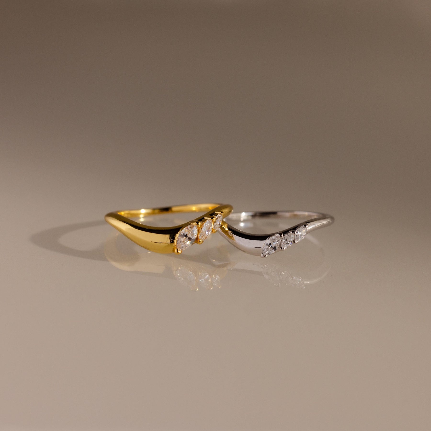 Conjunto de anéis com diamantes em metal misto
