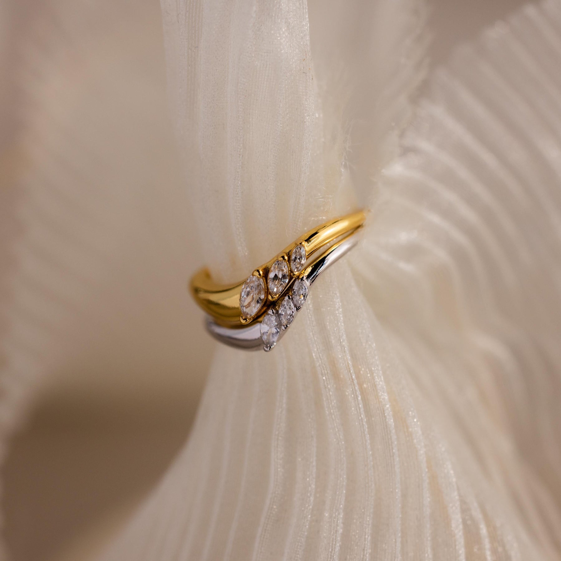 Conjunto de anéis com diamantes em metal misto