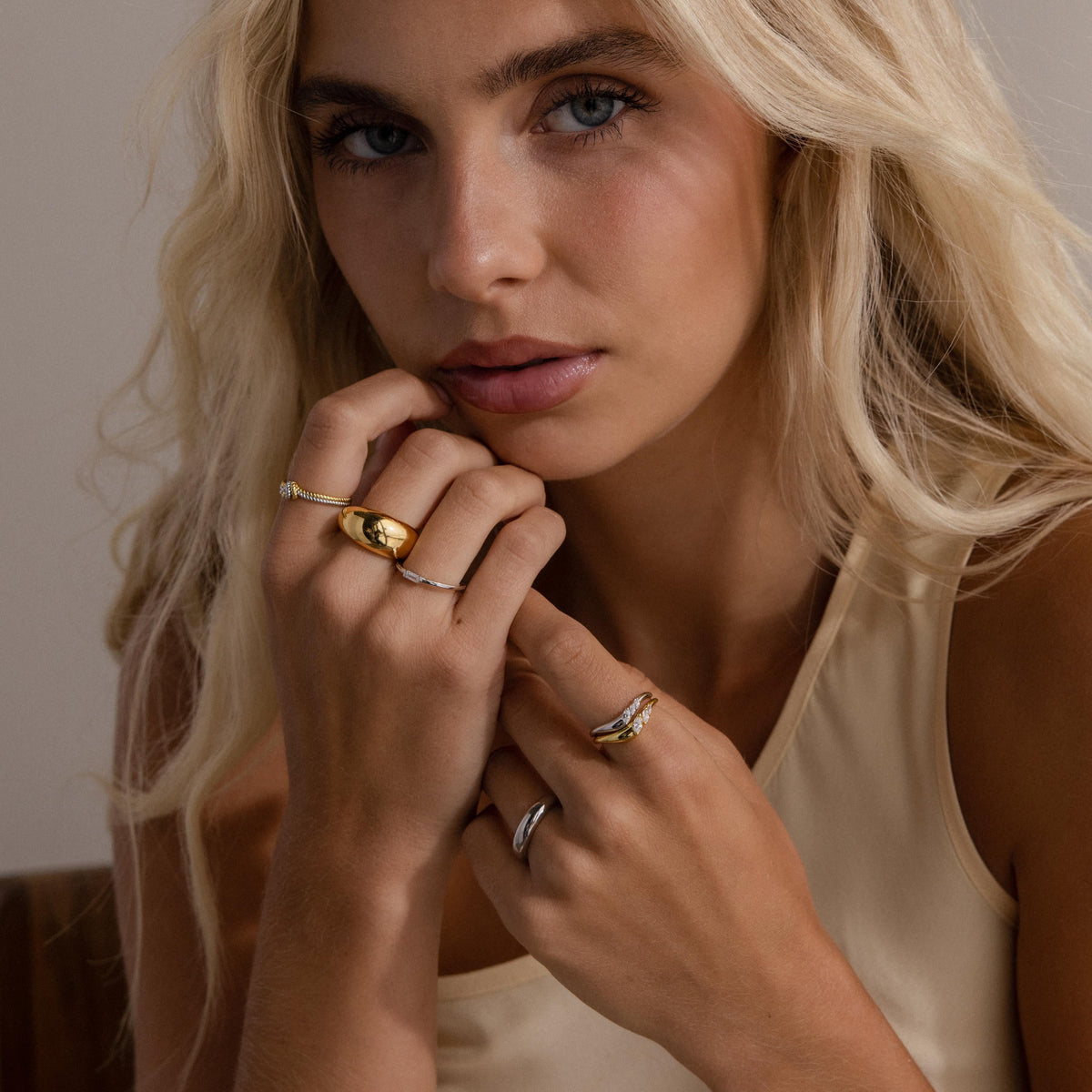 Conjunto de anéis com diamantes em metal misto