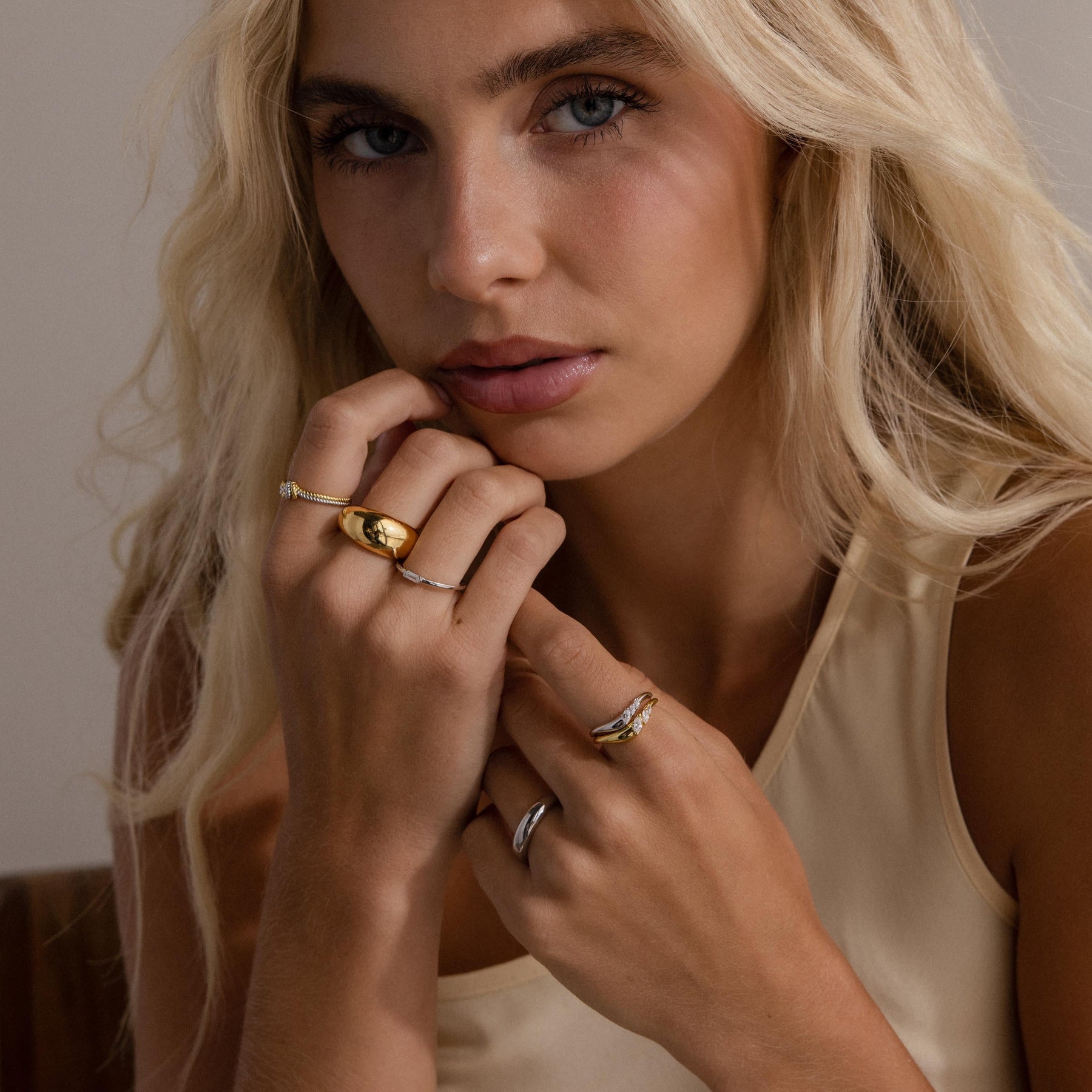 Conjunto de anéis com diamantes em metal misto
